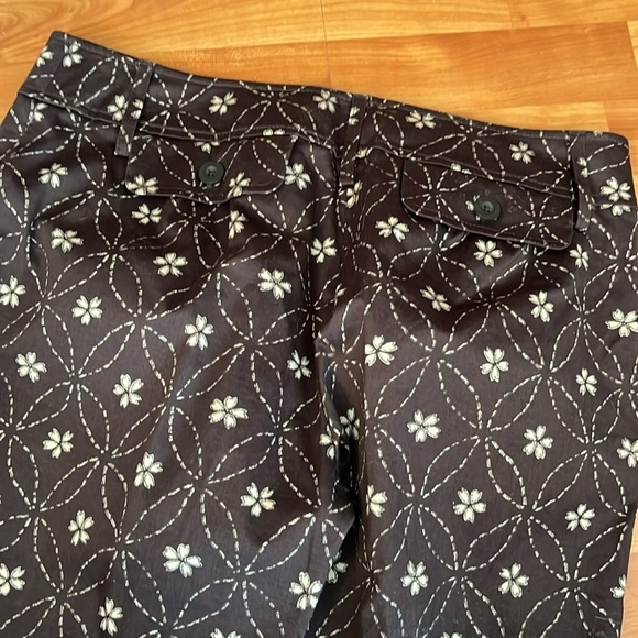 Ann Taylor Loft Chic Brown Floral Patterned Capris Size 10 - Picture 3 of 4